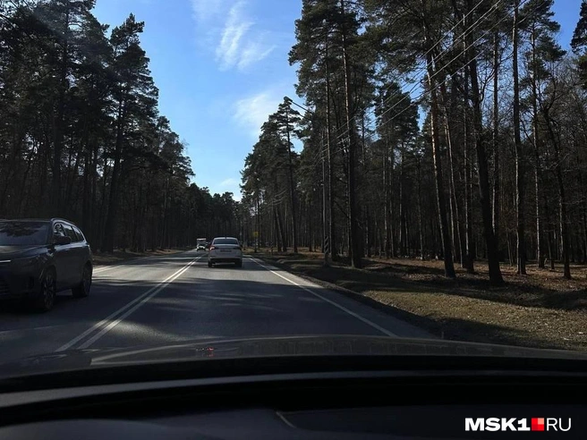 Сейчас на Рублево-Успенском шоссе всего две полосы — по одной в каждом направлении | Источник: Читатель MSK1.RU