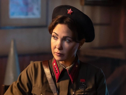 Климова вернулась к роли следователя Елагиной и строгой форме: фото со съемок сериала «По законам военного времени»