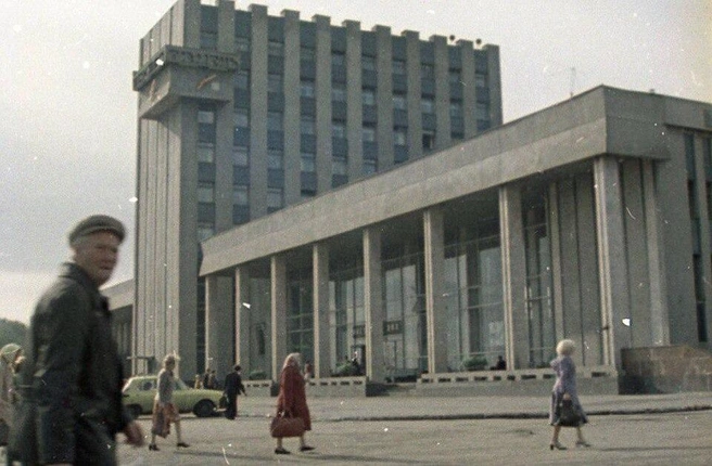 Начало 80-х. У ж/д вокзала снуют пассажиры и провожающие. Всё как всегда | Источник: Тюмень (старые фото) / Vk.com