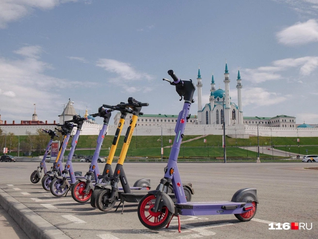 Теперь уже редкая картина — самокаты в центре города | Источник: Лина Саитова / 116.RU