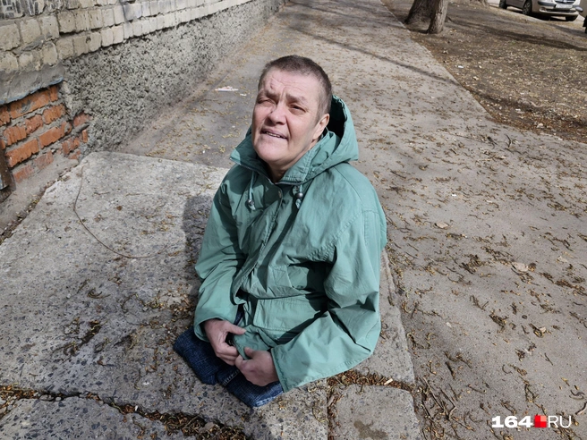 Это Нина. Она потеряла обе ноги и живет на улице | Источник: Виктория Федорова / 164.RU