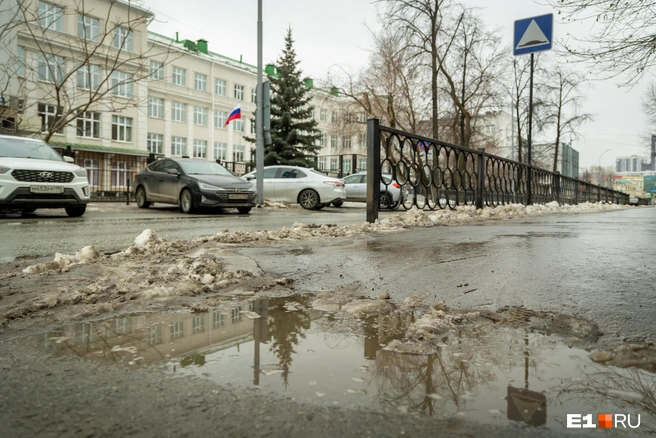 Даже коммунальщикам не по силам победить уральскую грязь | Источник: Владислав Лоншаков / E1.RU