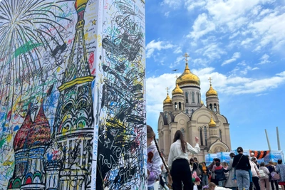 Площадь Борцов: подземный паркинг и открытый вид на Золотой рог