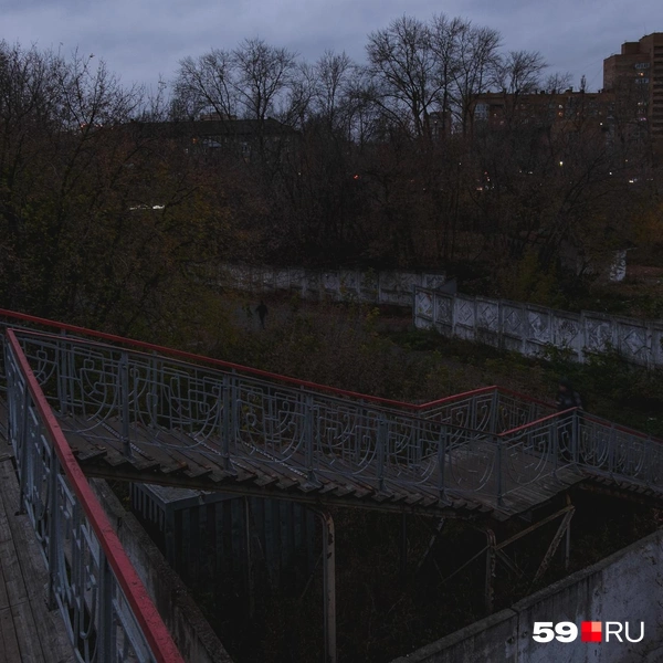 Территория у пешеходного моста Перми II без освещения выглядит небезопасно | Источник: Тимофей Калмаков / 59.RU