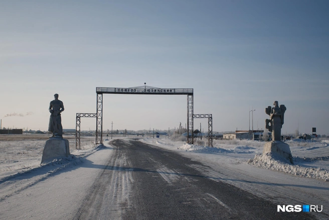 Въезд — парадный, со скульптурами и наименованием совхоза, которого нет. Крестьянку справа зовут Машей — в честь жены заведующего совхозом | Источник: Андрей Бортко / NGS.RU