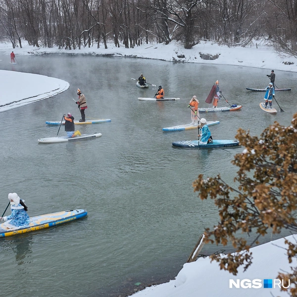 В этот раз девушки в основном нарядились Снегурочками  | Источник: Александр Ощепков / NGS.RU