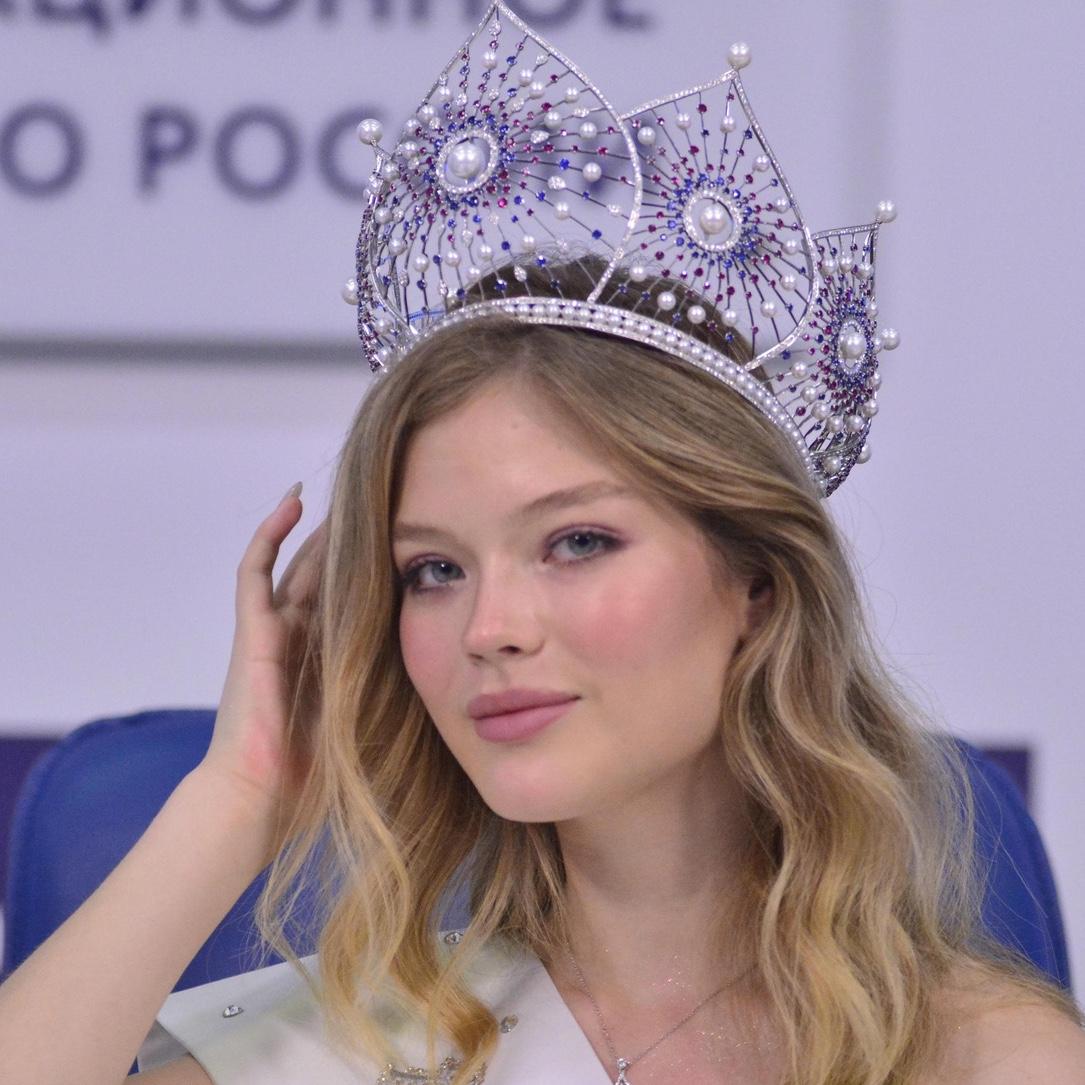 «Мисс Россия — 2022» Линникова опустила Костенко: «Влезла в чужую семью, ей мужик изменяет, свекровь не любит. Карма»