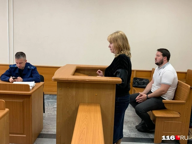 Слева направо: гособвинитель, Лилиана Кузьмина и представитель потерпевшей стороны | Источник: Ильгиз Шарифзянов / 116.RU