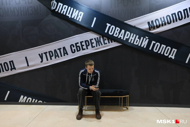 Гость выставки идеально вписался в интерьер | Источник: Артём Устюжанин / MSK1.RU