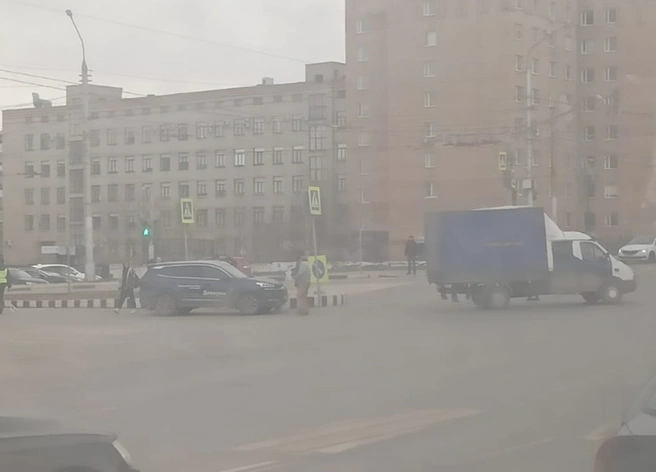 В центре Рязани столкнулись грузовик и Lexus | ya62.ru