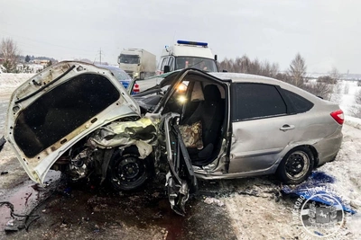 Две Lada Granta столкнулись на трассе под Томском