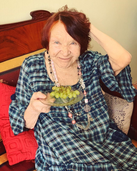 «Нина, ты краситься будешь?»: Иван Ургант поздравил бабушку-актрису с 90-летием