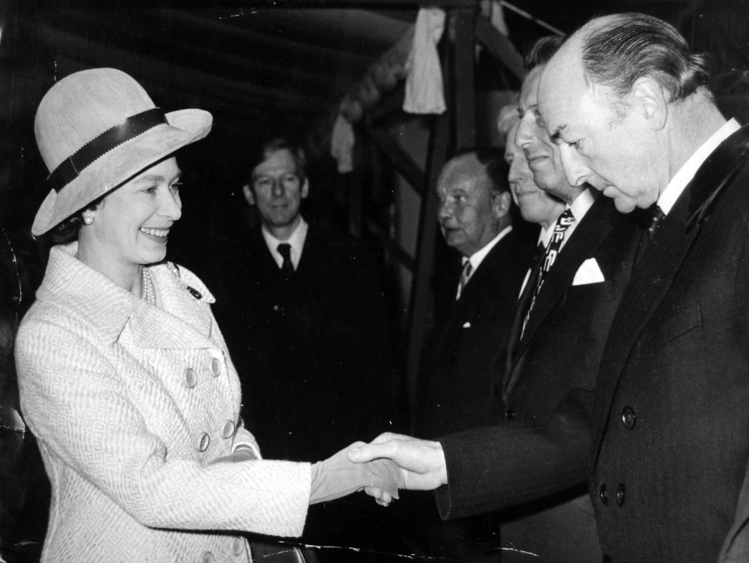 Королева Елизавета II и Джон Профьюмо на 70-летии Маргарет Тэтчер, 1995 год | marieclaire.ru