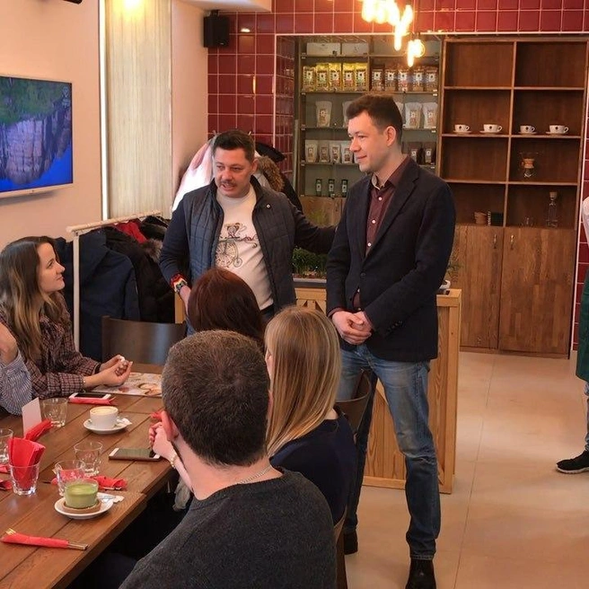 Кумпан на открытии нового кафе | Источник: Михаил Кумпан / vk.com