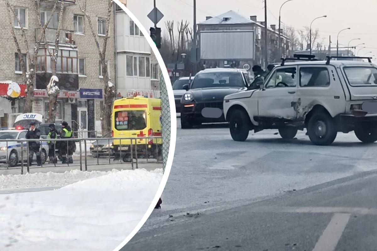 Тюменка ударила чужой автомобиль детским самокатом после ДТП. ДТП в Тюмени,  Червишевский тракт и Пархоменко, Porsche и Нива, тюменка ударила автомобиль  детским самокатом после ДТП, — январь 2021 - 21 января 2021 - 72.ру