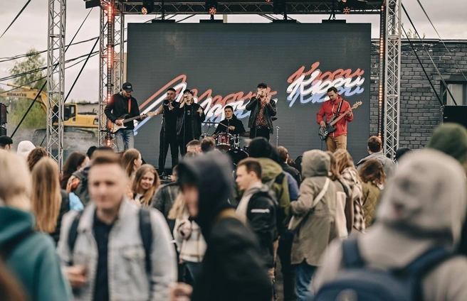 Выступление музыкантов на тюменском фестивале | Источник: Мария Кюри / vk.com