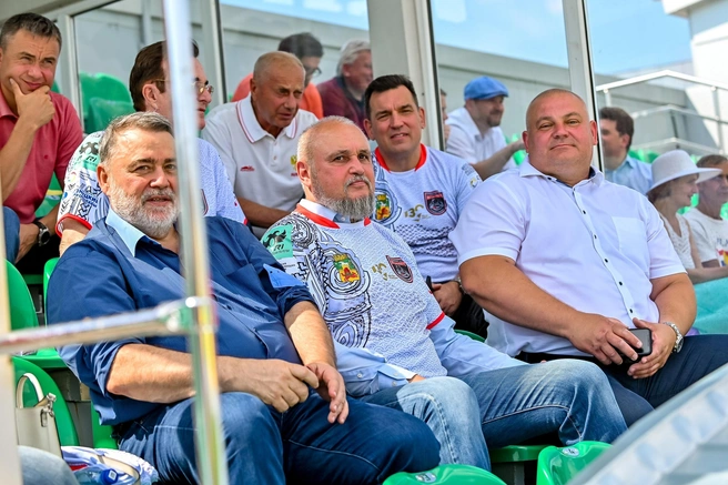 В первом ряду — глава ФРР Игорь Артемьев (слева), министр энергетики РФ Сергей Цивилёв, президент РК «Металлург» Владимир Пронин | Источник: metallurg_rugby / Vk.com