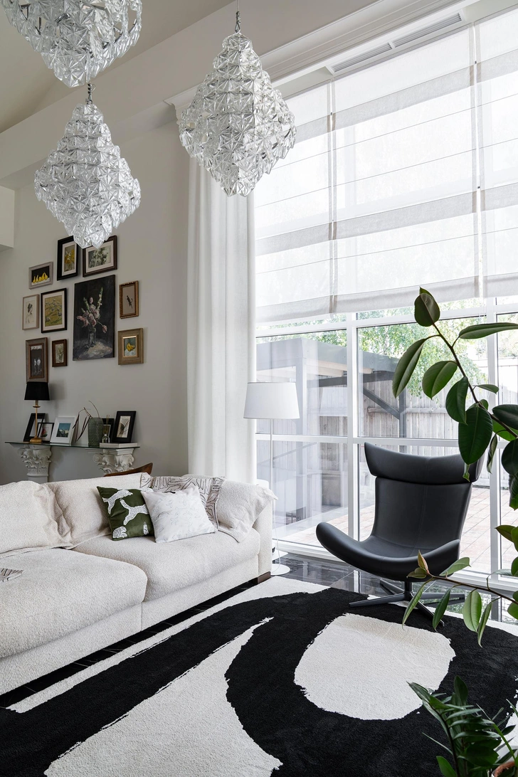 Диван, Linea Home. Люстры, Odeon Light. | Источник: Илья Лиманов; стиль: Наталья Тепикина