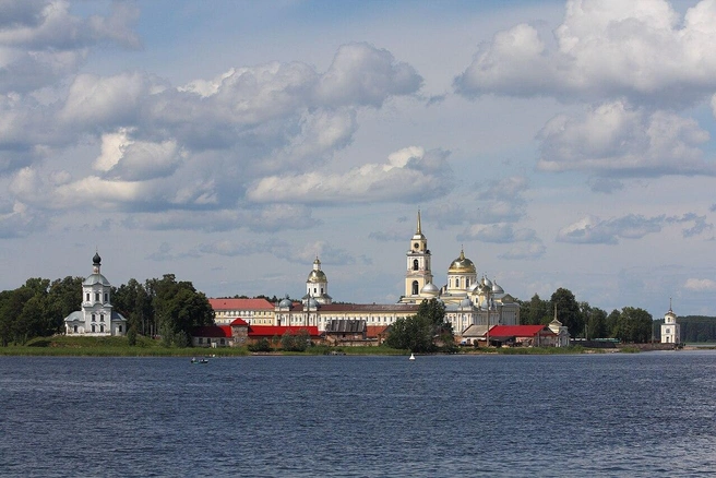 Нило-Столобенская пустынь, оз. Селигер | Источник: Doomych / Wikipedia.org