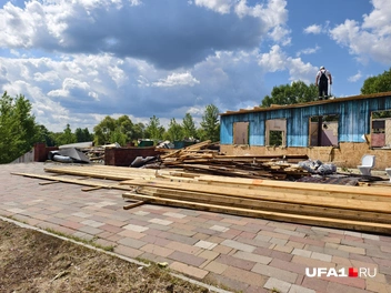 Рабочие убирают лишнее | Источник: Булат Салихов / UFA1.RU