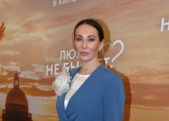 Райский сад в спальне, строгий порядок и восточные детали: экскурсия по загородному дому Алики Смеховой