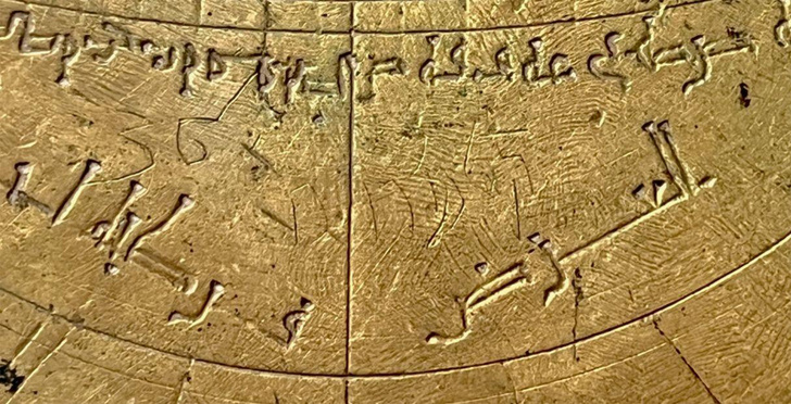 Средневековый «смартфон»: какую историю рассказали еле заметные цифры и буквы на веронской астролябии