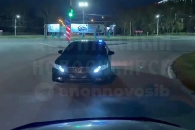 Тонированная Camry проехала площадь Кирова задним ходом