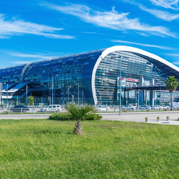 Вокзал в Адлере | Источник: Locomotive74/Shutterstock/Fotodom.ru