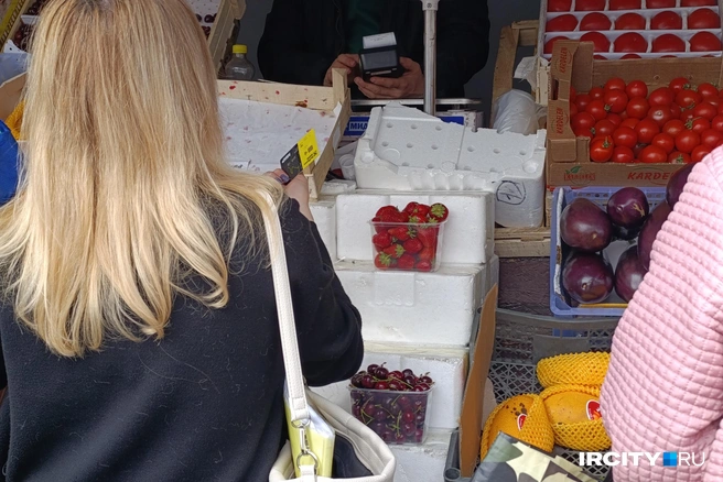 Торговля идет бойко, говорят продавцы, люди соскучились по этой ягоде за зиму | Источник: Даниил Конин / «ИрСити»