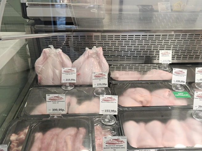 Прилавок в магазине птицефабрики «Октябрьская» | Источник: Стас Соколов / NGS.RU