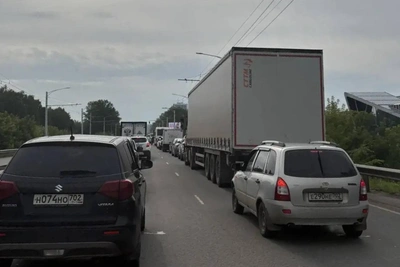 Многокилометровая пробка сковала выезд из Затона в Уфе