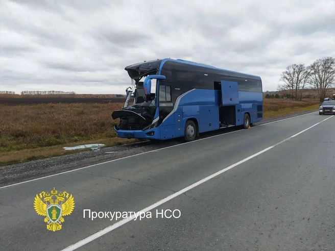 У автобуса сильнее всего пострадала передняя часть | Источник: Прокуратура Новосибирской области