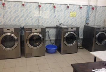 Даже на официальной фотографии прачечной не обошлось без тазика | Источник: МГУ / msu.ru