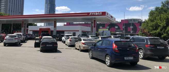 АЗС «Лукойл» на Артиллерийской: у всех 10 стоек скопились очереди по 4–6 машин. Многие водители рассказали, что приехали сюда после 3–4 неудачных попыток заправиться где-то еще | Источник: Артем Краснов
