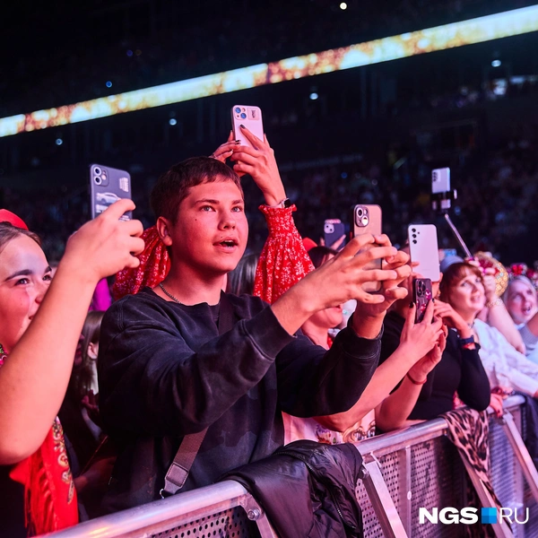 У сцены были как молодые, так и взрослые  | Источник: Александр Ощепков / NGS.RU