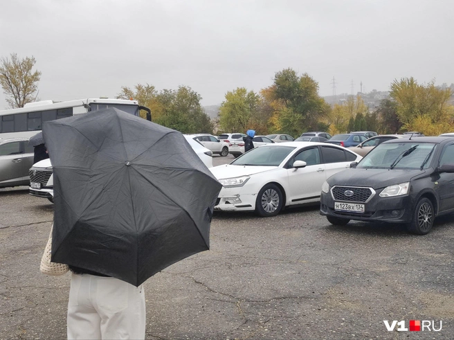 Вся кладбищенская парковка была забита автомобилями приехавших на церемонию прощания | Источник: Денис Гусаков / V1.RU