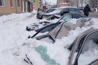 Снег и лед повредили машины в центре Нижнего Новгорода
