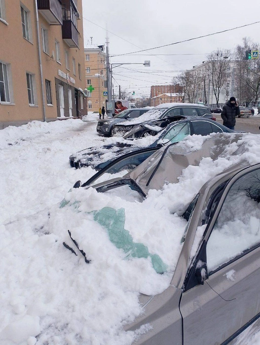 Машины завалило снегом и наледью в Нижнем Новгороде | Источник: Инцидент Нижний Новгород / Telegram