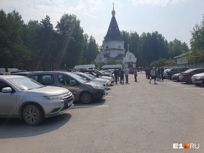 Вся площадь перед церковью была забита автомобилями | Источник: Евгений Кошек / E1.RU