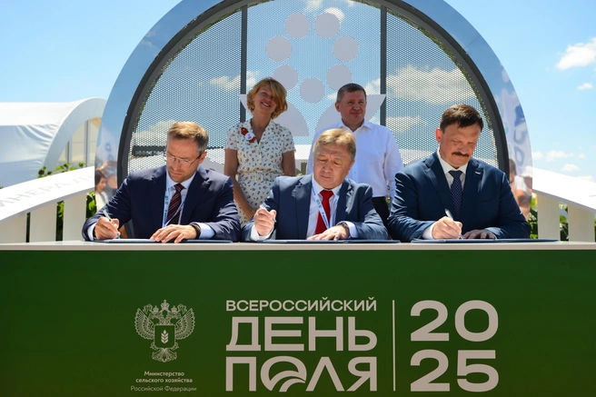 Подписание соглашений о сотрудничестве в сфере реализации на территории Волгоградской области программы ключевого социального проекта ФосАгро «Детям России — образование, здоровье и духовность» | Источник: «ФосАгро-Регион»