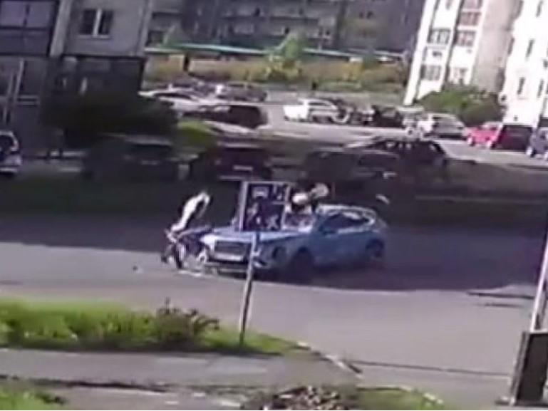 Перелетел через крышу и упал на асфальт: в Челябинске девушка на кроссовере сбила мотоциклиста (видео)