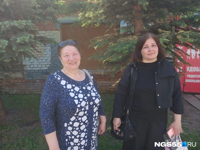Тамара Николаевна (слева) пришла к внучке | Источник: Сергей Энквист / NGS55.RU