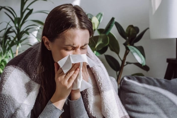 Чай с малиной и молоко с медом: что из народной медицины работает, а что нет — разбор с врачом