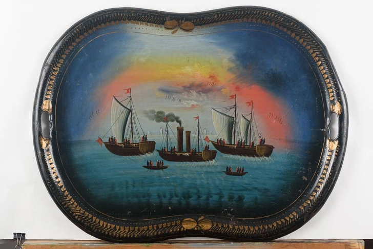 Поднос. Московская губерния, деревня Новосильцево. Мастерская Н. Е. Цыганова. Конец XIX–начало ХХ в. 38×51 см. Металл, масло, лак; ковка, роспись. Из частного собрания А. Бычкова | Источник: пресс-служба выставки