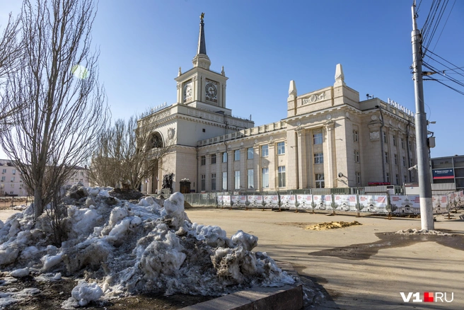 Остатки снега тихо тают под весенним солнцем на остатках газонов | Источник: Константин Завриков / V1.RU