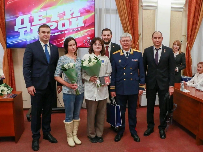 Девушку наградили в правительстве Омской области | Источник: «Хоценко о важном» / T.me