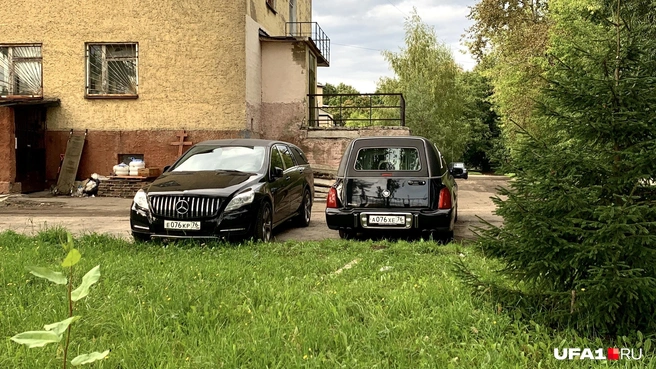 Курение вредит вашему здоровью — это раз, два — это катафалки возле морга в Ярославле, но не факт, что вас на таких повезут