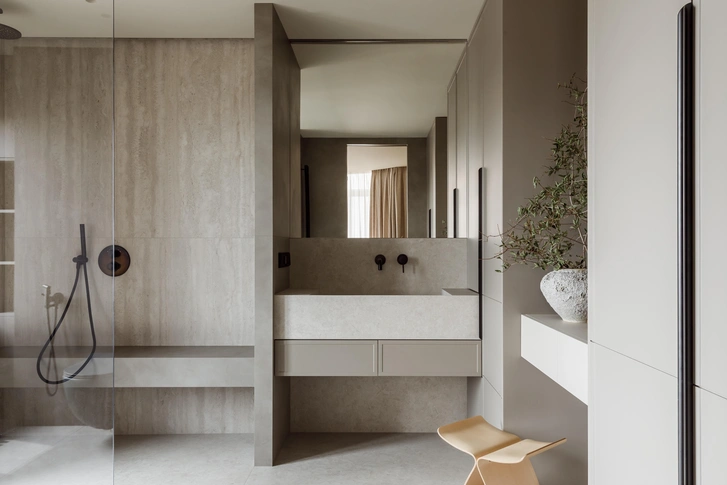 Табурет, Vitra. Керамогранит, Mirage. | Источник: Михаил Чекалов. Стиль: Кати Клее