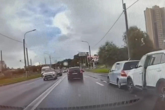 В белом кроссовере открывается дверь | Источник: ДТП и ЧП | Санкт-Петербург / Vk.com