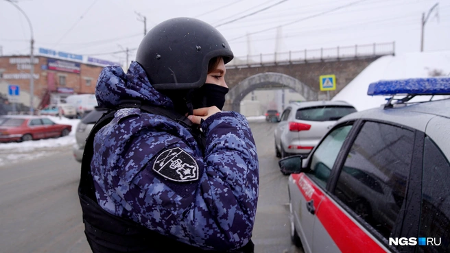 Вместо сумочки и косметички на работе у Виктории бронежилет (14&nbsp;кг) и шлем (2&nbsp;кг) | Источник: Антон Дигаев / NGS.RU